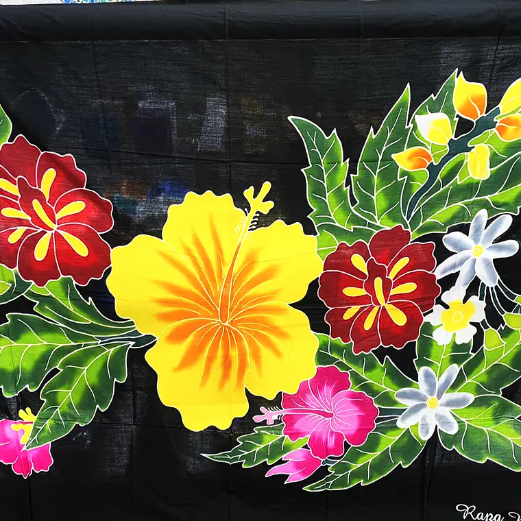 Pareo negro con hibisco amarillo, rojo y fucsia 1,75x1,15mts 1
