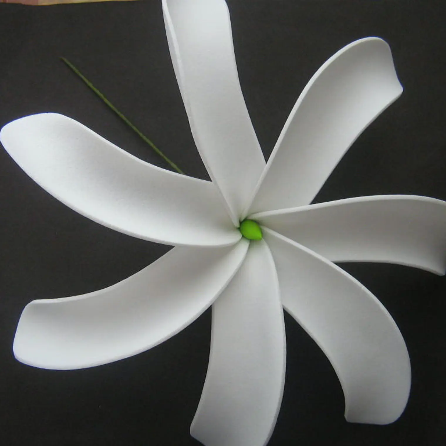 1 flor tiare B centro verde con palito para el cabello 2