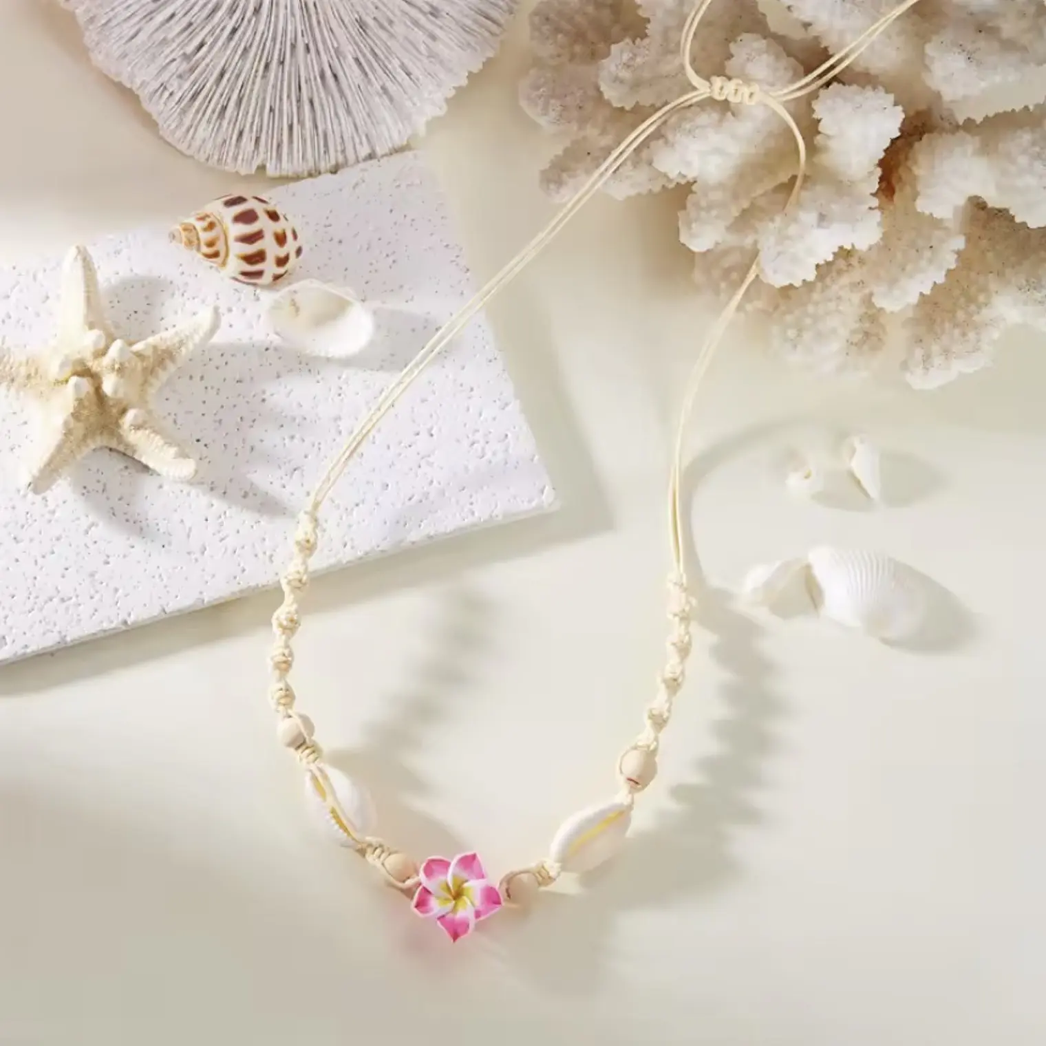 Colgante de hilo con pure blanco y tipanie fucsia 2