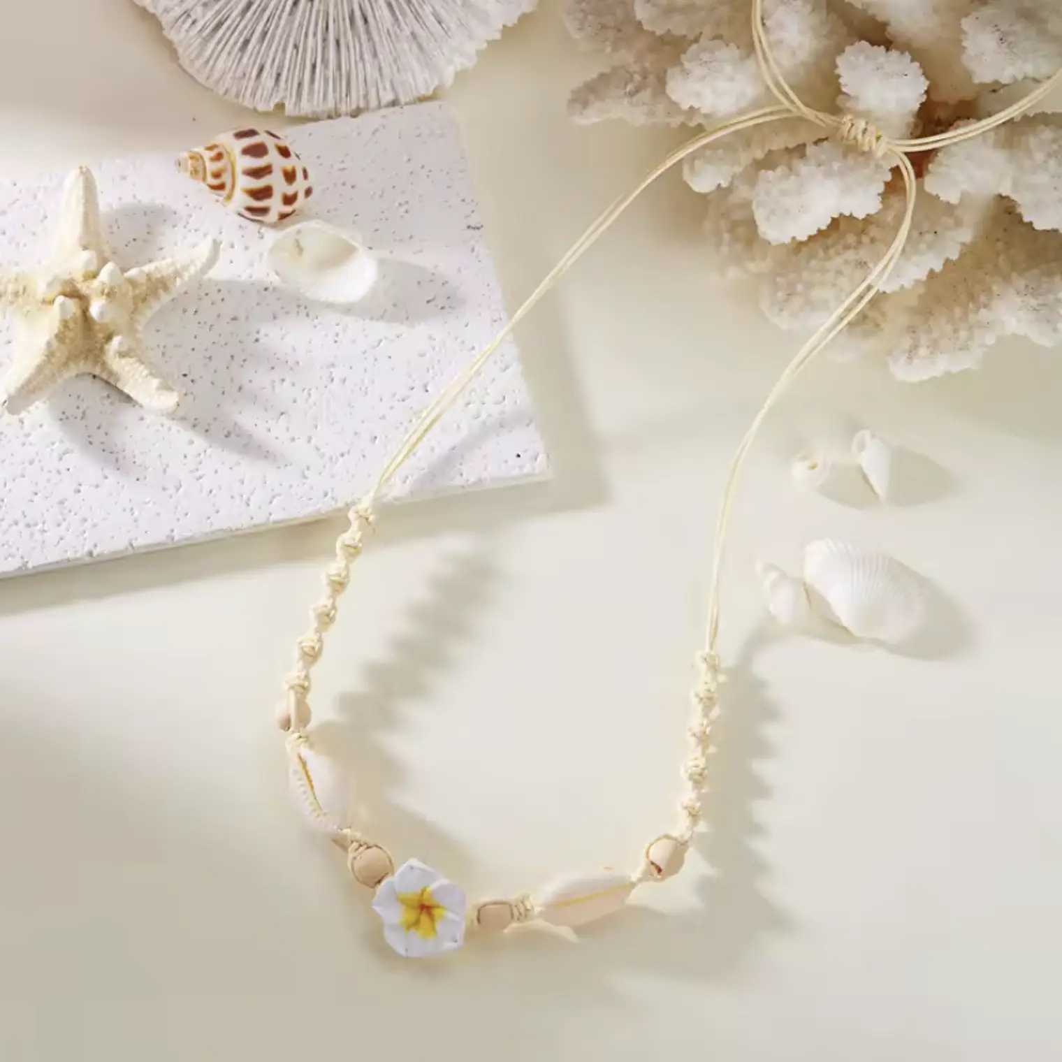 Colgante hilo con pure blanco y tipanie blanca con amarillo 2