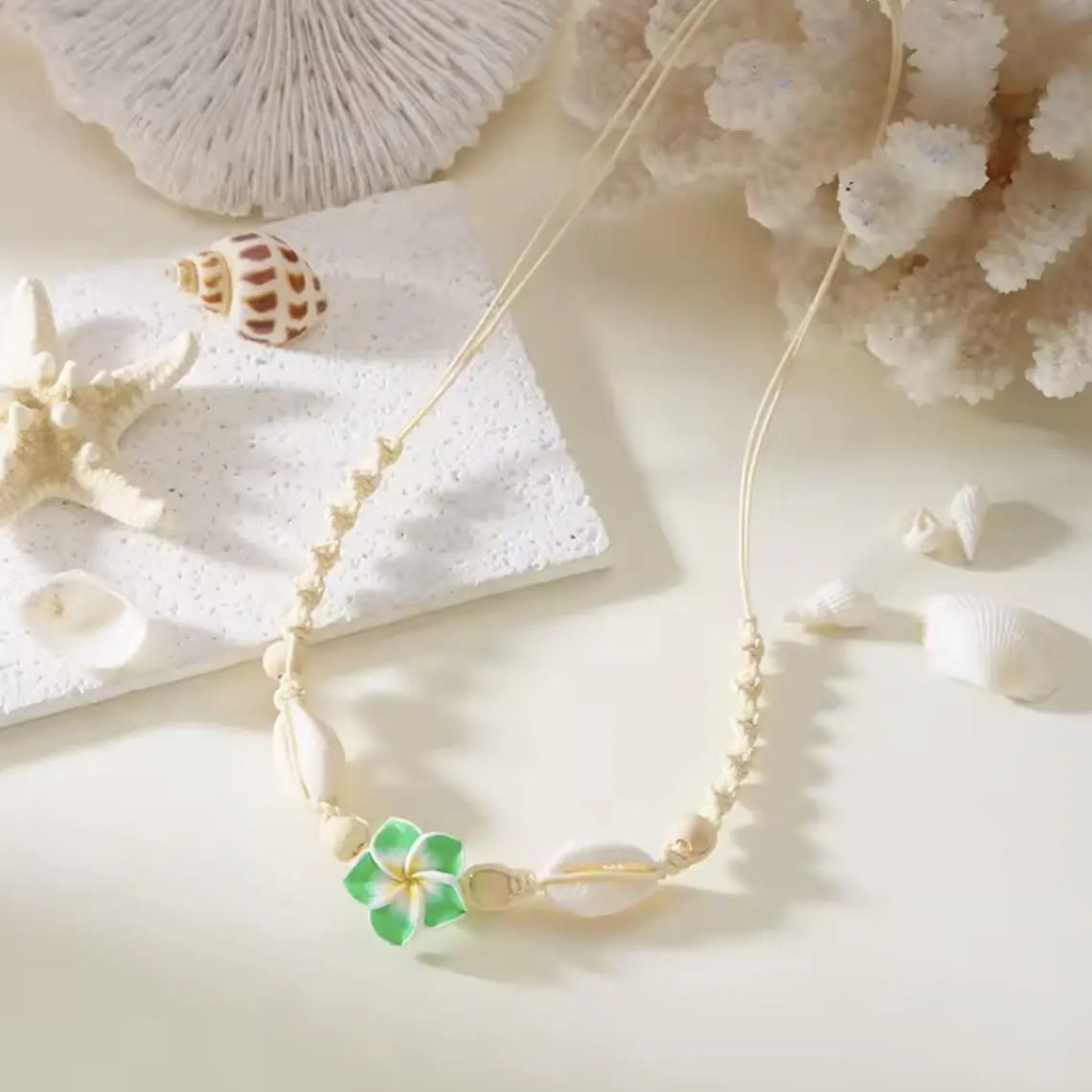 Colgante hilo con pure blanco y tipanie verde 2