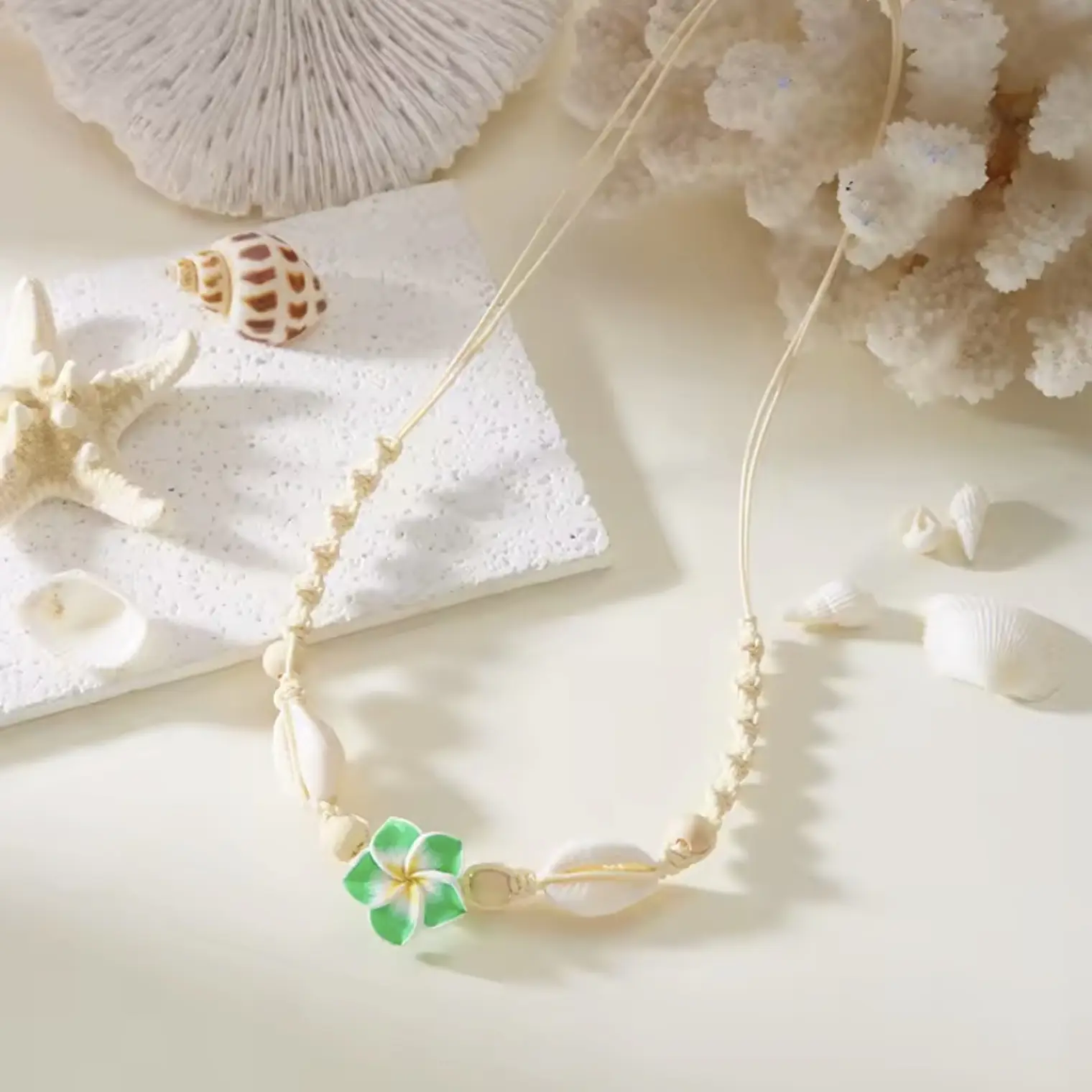 Colgante hilo con pure blanco y tipanie verde 2