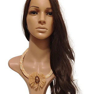 Collar de fibra de trigo y rafia con concha cafe