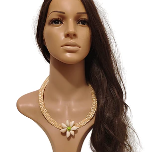 Collar de fibra de trigo y flor de pure blanco