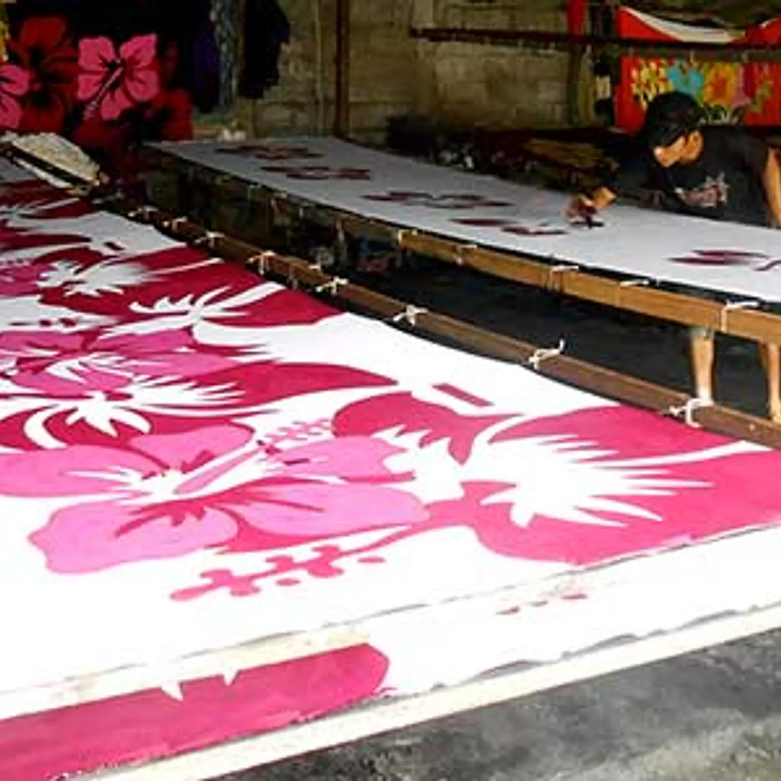 Pareo XL 2 x1,15mts fucsia con 3 Tiare blanca y tipanie 9