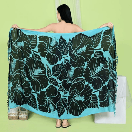 Pareo L 1,75x1,15mts Celeste con Hibisco Negro y hojas