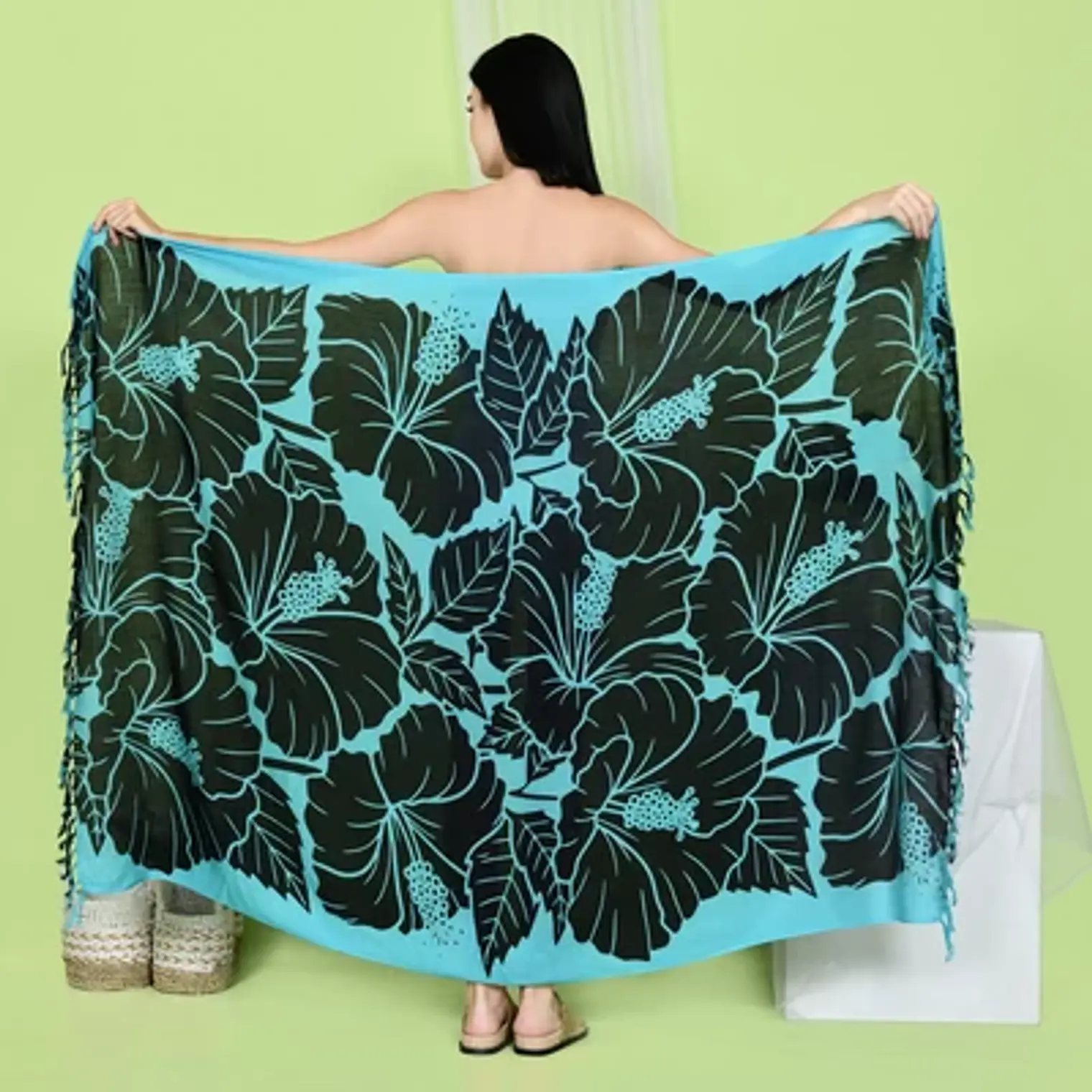 Pareo L 1,75x1,15mts Celeste con Hibisco Negro y hojas 1