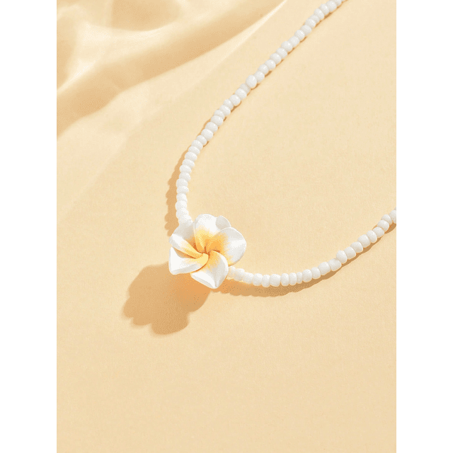 Colgante para niña mostacilla blanca y tipanie blanca 35cm