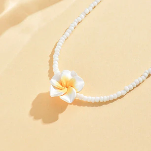 Colgante para niña mostacilla blanca y tipanie blanca 35cm