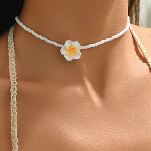 Colgante para niña mostacilla blanca y tipanie blanca 35cm