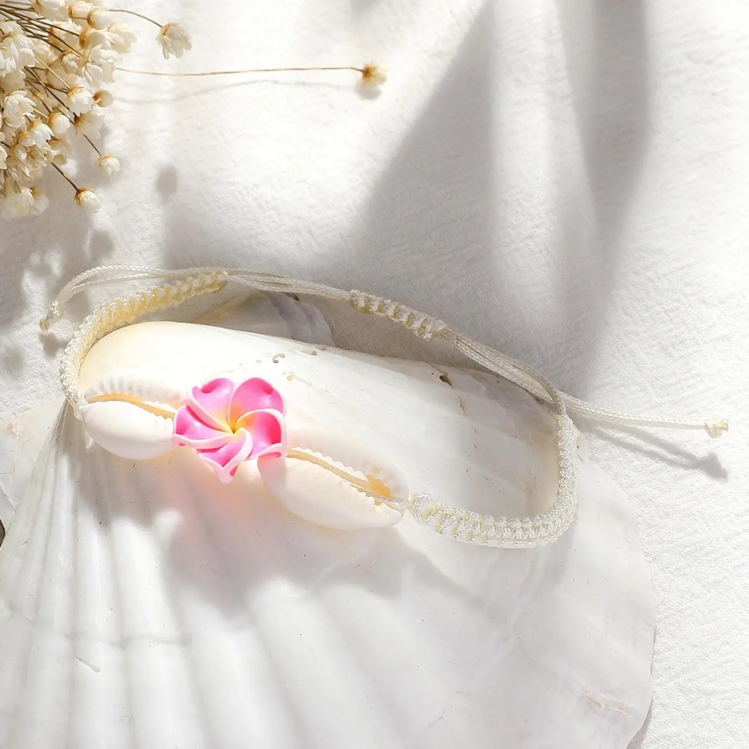Pulsera de hilo con conchas pure blanco y tipanie fucsia 3