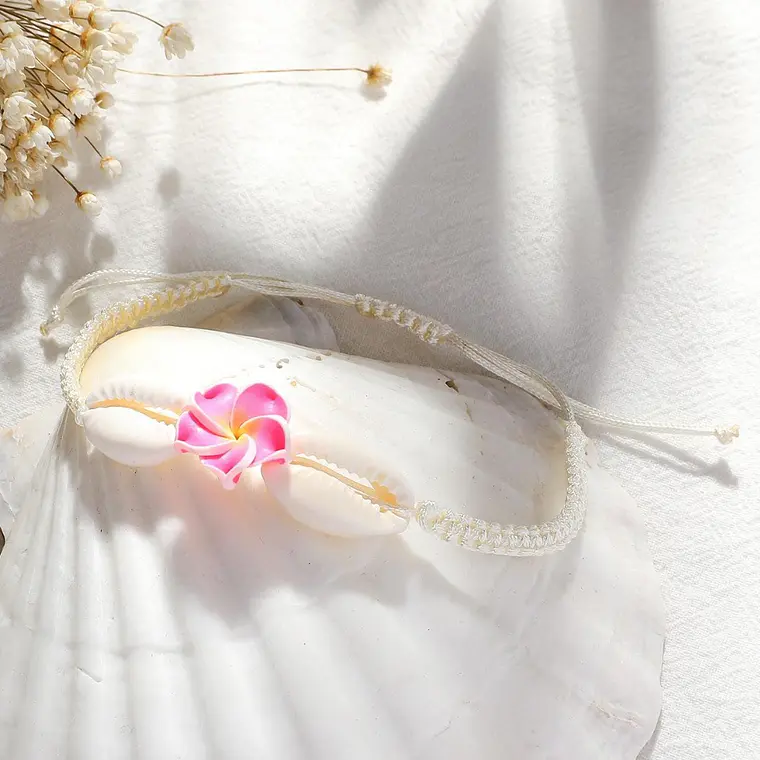 Pulsera de hilo con conchas pure blanco y tipanie fucsia 3