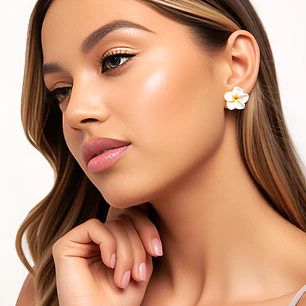 Aros flor tipanie blanca con amarillo diametro 2 cm