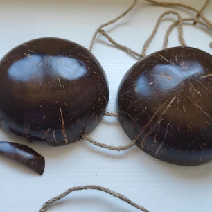 Sosten De Coco Liso 12,5cm quebrado en uno de los bordes Ideal Para Danza Polinesica