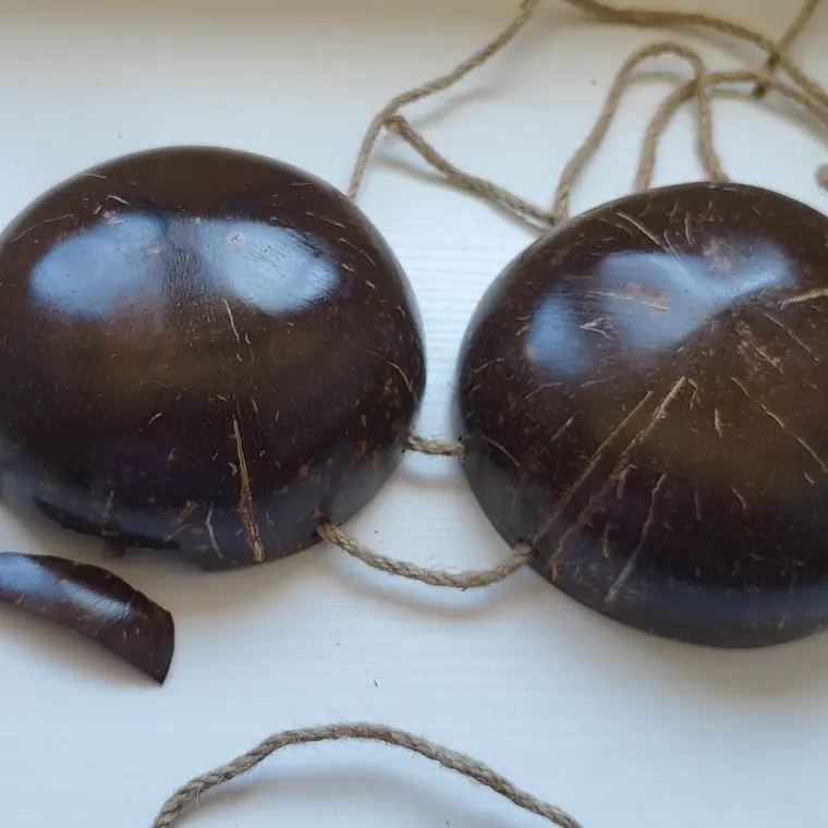 Sosten De Coco Liso 12,5cm quebrado en uno de los bordes Ideal Para Danza Polinesica 1