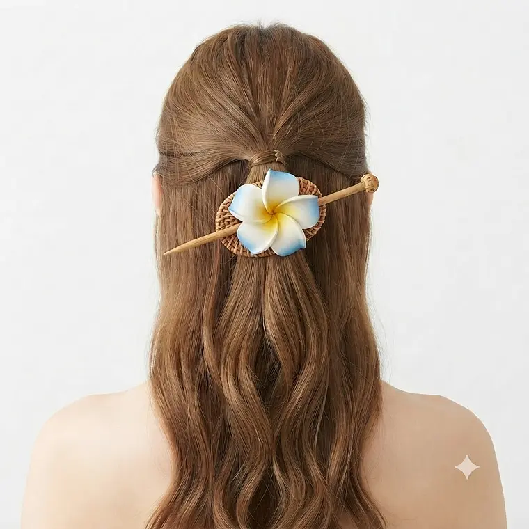 Flor Tipanie azul en pinza de ratan para el cabello 1