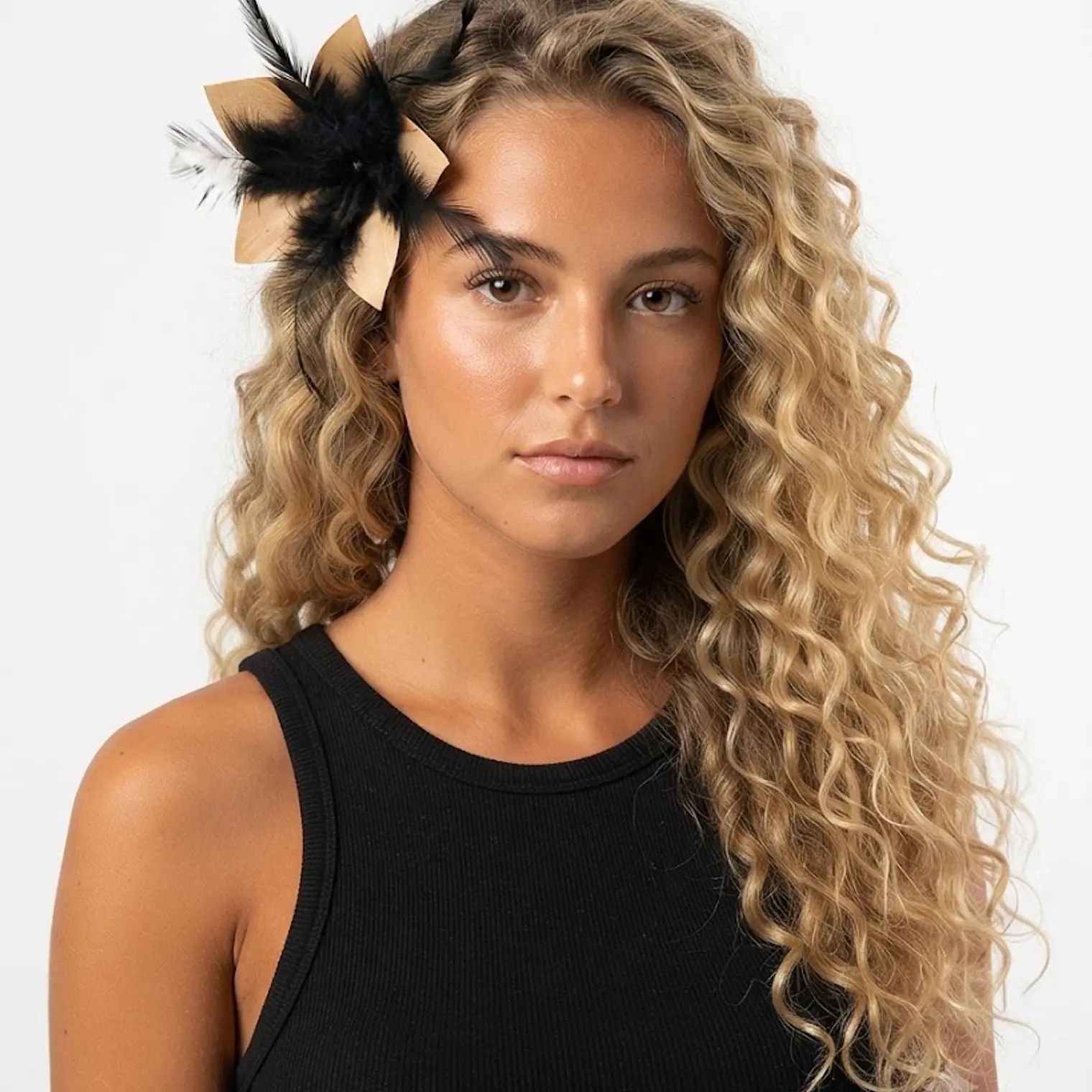 Pinche Para Cabello Flor De Pandanus 10cm con 5 plumas negras 1