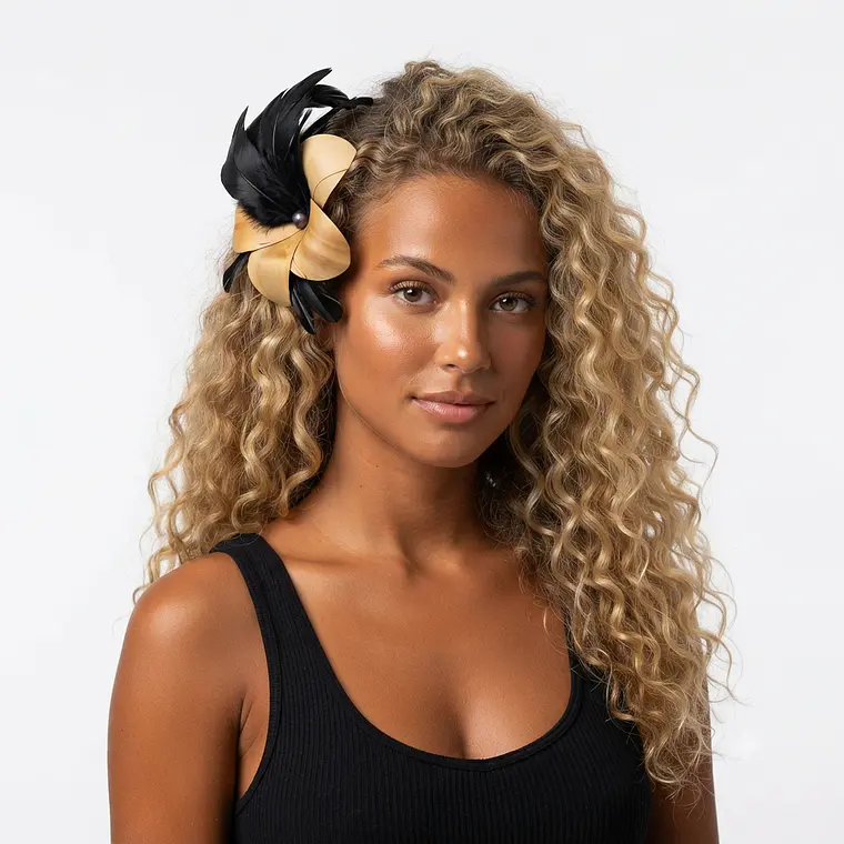 Pinche Para Cabello Flor De Pandanus 10cm con plumas negras 1