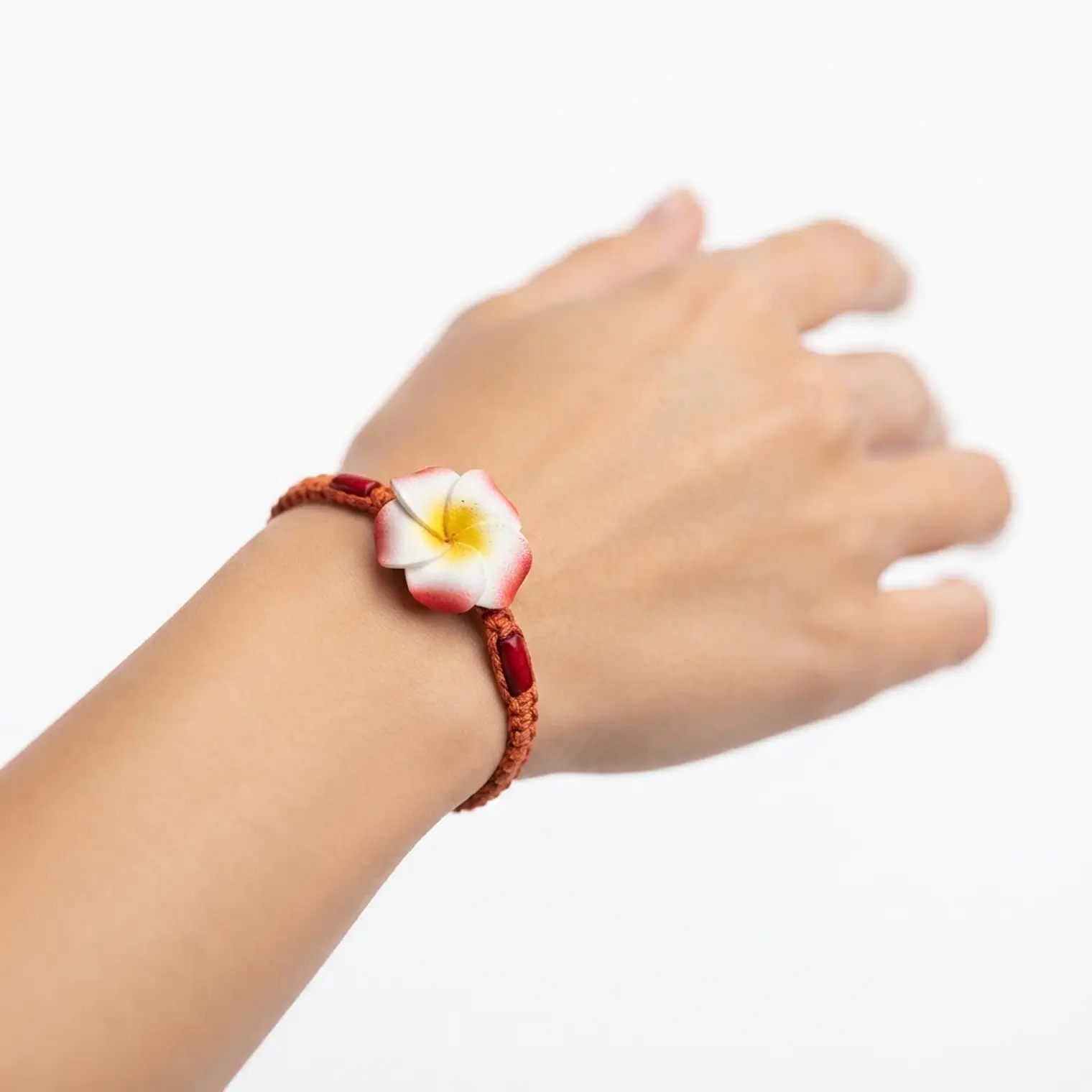 Pulsera de hilo ajustable con flor tipanie borde rojo 1
