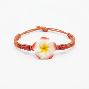 Pulsera de hilo ajustable con flor tipanie borde rojo