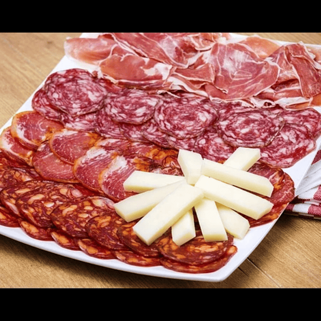 Queso Pecorino - Tabla ibérica - Aceituna con Anchoas - Una oda al Paladar