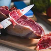 Mini Jamón Serrano + jamonero + Cuchillo Sellado al Vacio y Presentación en Caja, 900g aprox. Nico Jamón
