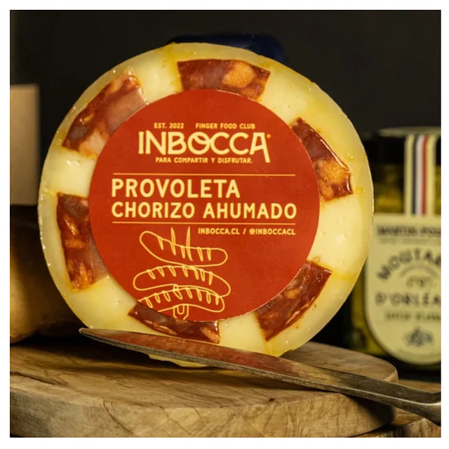 Provoleta con Chorizo Ahumado Combina la Riqueza del Queso Derretido con la intensidad del Chorizo