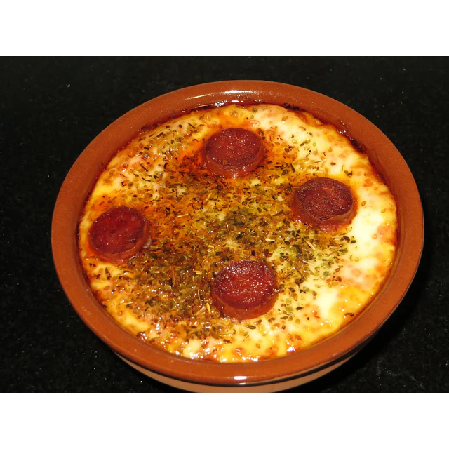 Provoleta con Chorizo Ahumado Combina la Riqueza del Queso Derretido con la intensidad del Chorizo