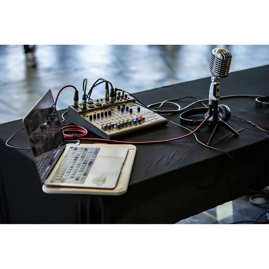 Zoom Livetrak L-8 Mixer, Podcasting, música y mucho más 7