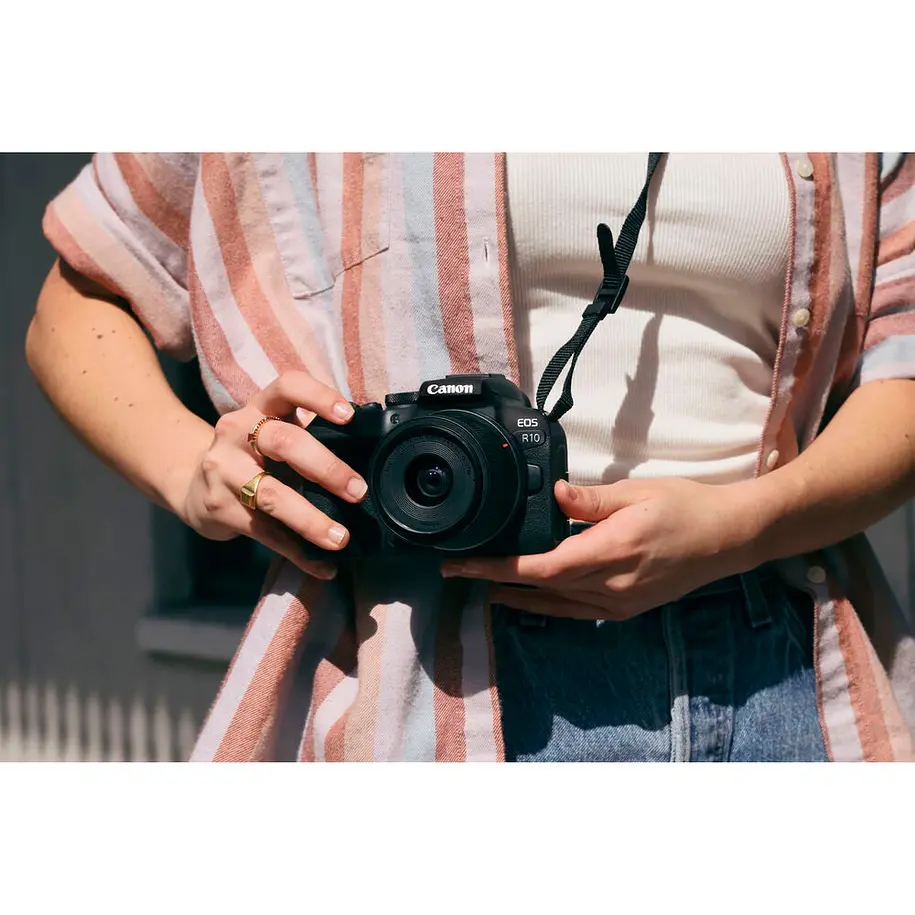 Canon EOS R10 con lente 18-150mm f/3.5-6.3 IS STM Mirrorless 10