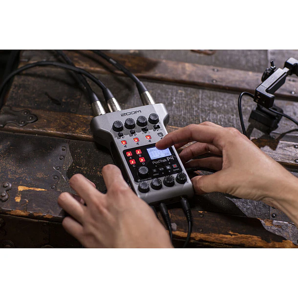 Zoom PodTrak P4 Grabador de podcasts multipista portátil 11