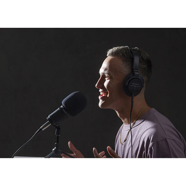 Zoom ZDM-1PMP Pack Podcast Micrófono Profesional Con Audífonos y Trípode 22