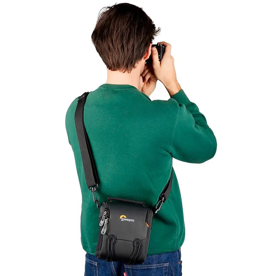 Lowepro Adventura SH 120 III (Black) bolso con diseño liviano y resistente 8