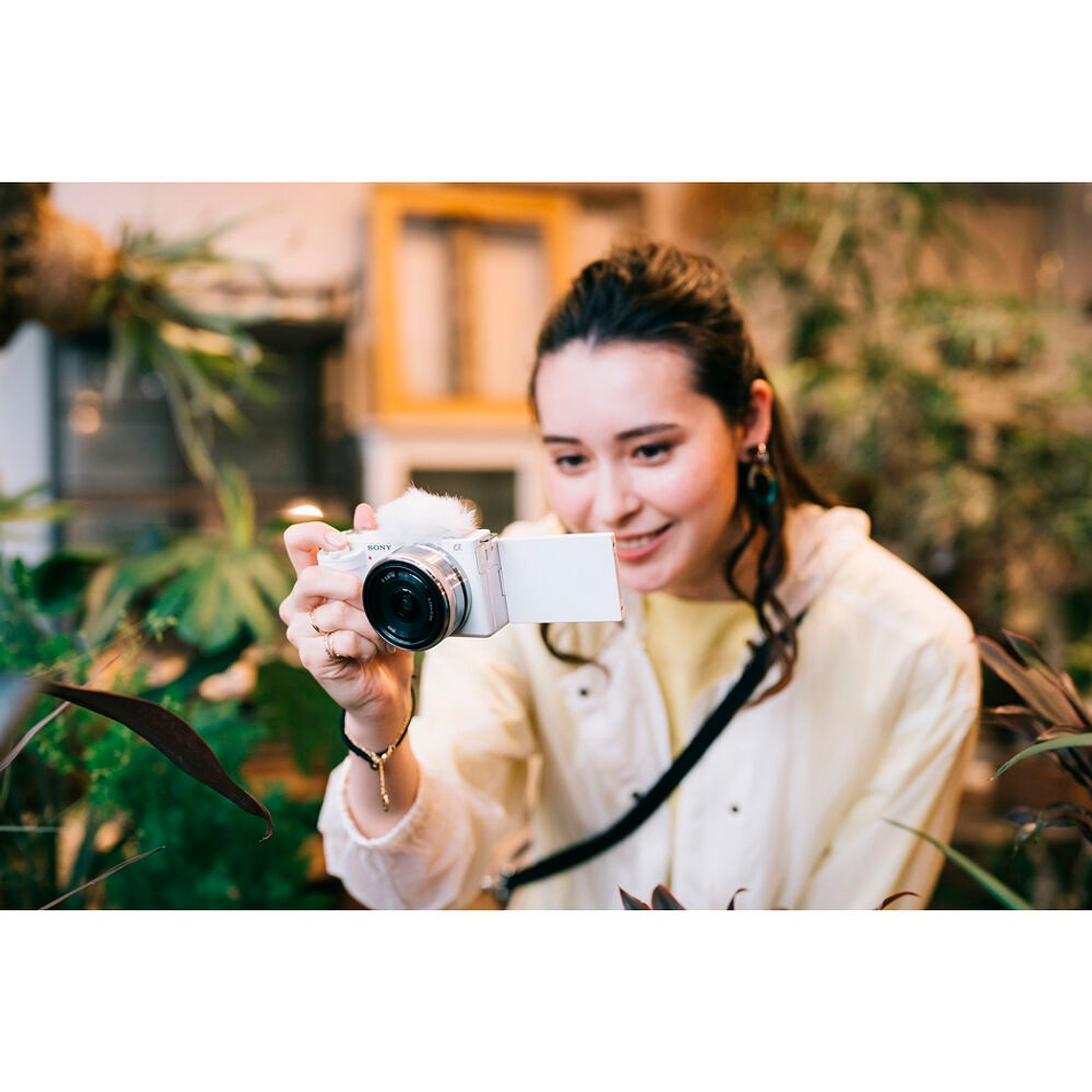 Sony ZV-E10L Cámara digital con lente intercambiable para vloggers Lente de 16-50mm (blanca) 18