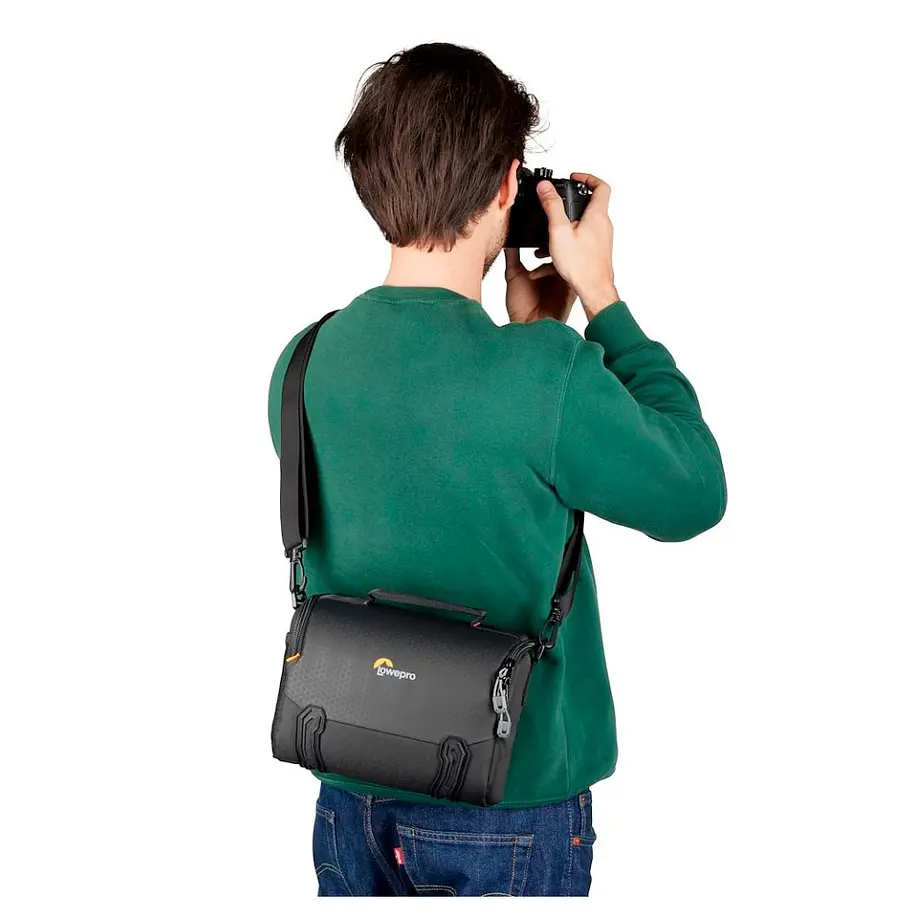 Lowepro Adventura SH 140 III, Black 9