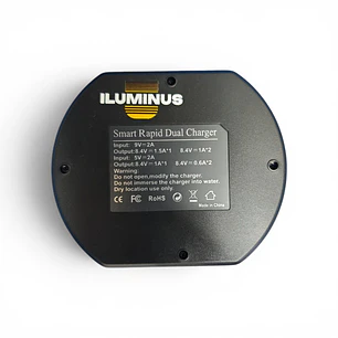 Iluminus Cargador Doble Baterías Serie NP-F  /  NP-F550, NP-F970,  NP-F990