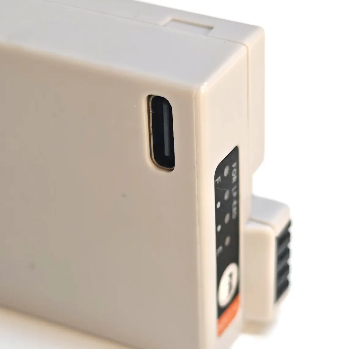 Iluminus IL-LP-E8-USBc Batería Con Puerto Usb-C de Carga Para Cámaras Que Usan LP-E8 3