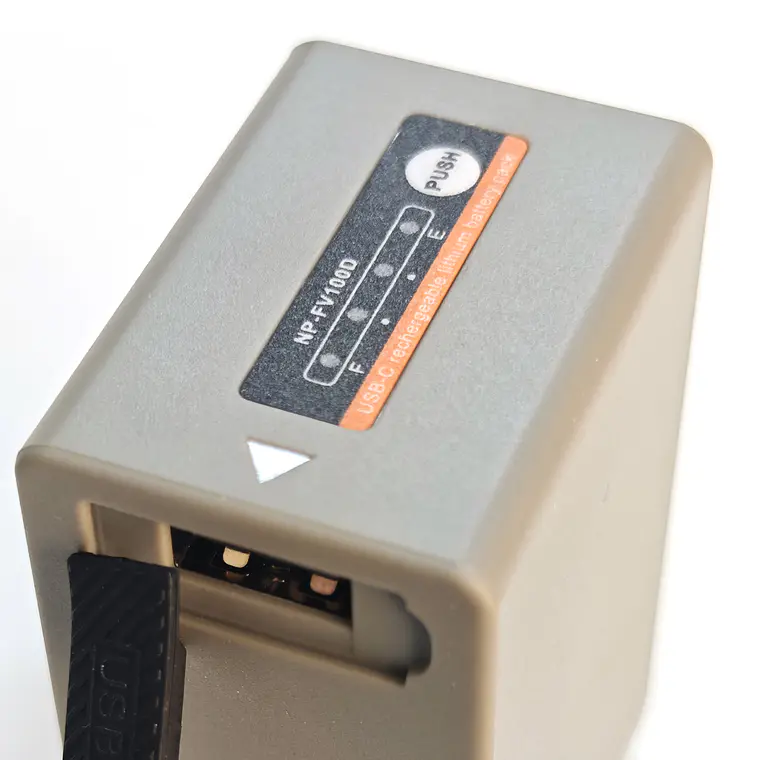 Iluminus IL-NP-FV100A-USBc Batería Con Puerto Usb-C de Carga y Salida USB Para Cámaras Que Usan NP-FV100A 2