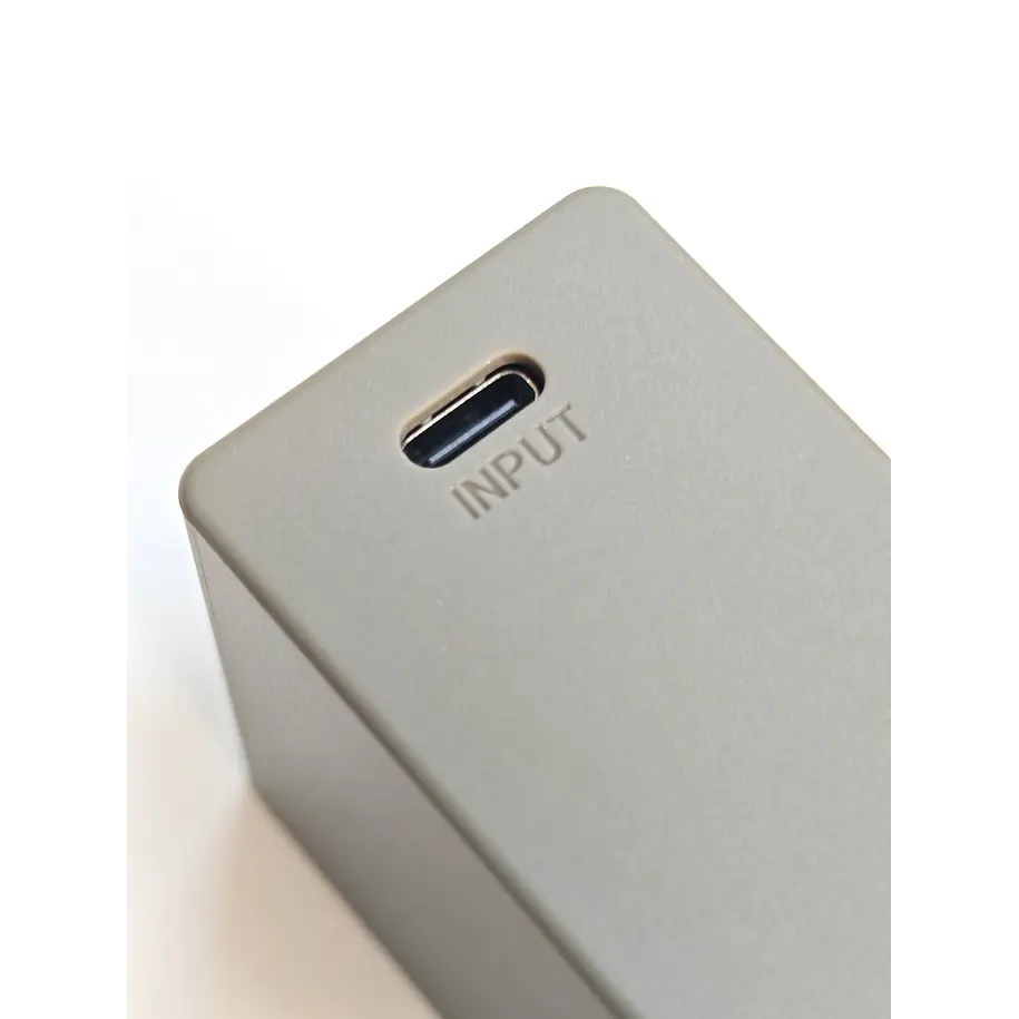 Iluminus IL-NP-FV100A-USBc Batería Con Puerto Usb-C de Carga y Salida USB Para Cámaras Que Usan NP-FV100A 3