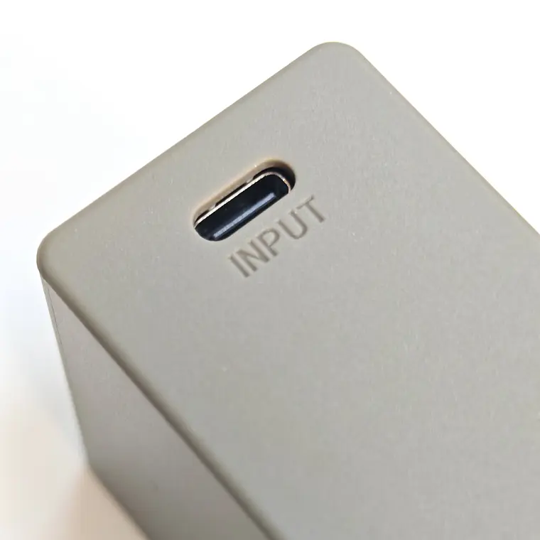 Iluminus IL-NP-FV100A-USBc Batería Con Puerto Usb-C de Carga y Salida USB Para Cámaras Que Usan NP-FV100A 3