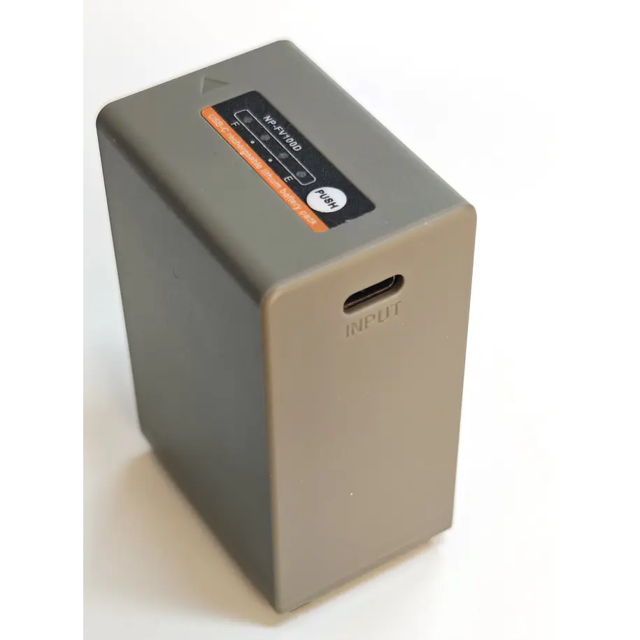 Iluminus IL-NP-FV100A-USBc Batería Con Puerto Usb-C de Carga y Salida USB Para Cámaras Que Usan NP-FV100A 10