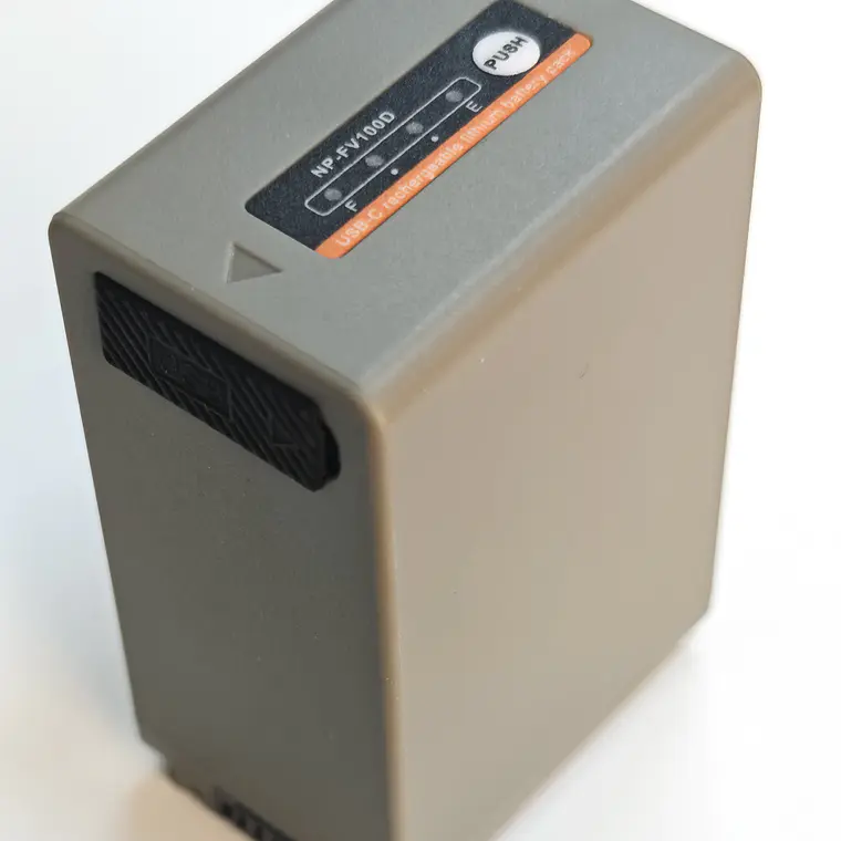 Iluminus IL-NP-FV100A-USBc Batería Con Puerto Usb-C de Carga y Salida USB Para Cámaras Que Usan NP-FV100A 11