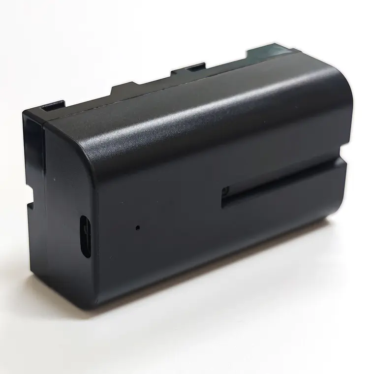 Iluminus IL-NP-F550-USB-C Batería Con Puerto de Carga Para Cámaras y Luces Que Usan Baterías NP-F550 / NP-F570 4
