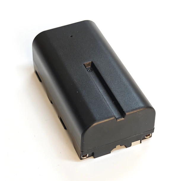 Iluminus IL-NP-F550-USB-C Batería Con Puerto de Carga Para Cámaras y Luces Que Usan Baterías NP-F550 / NP-F570 9