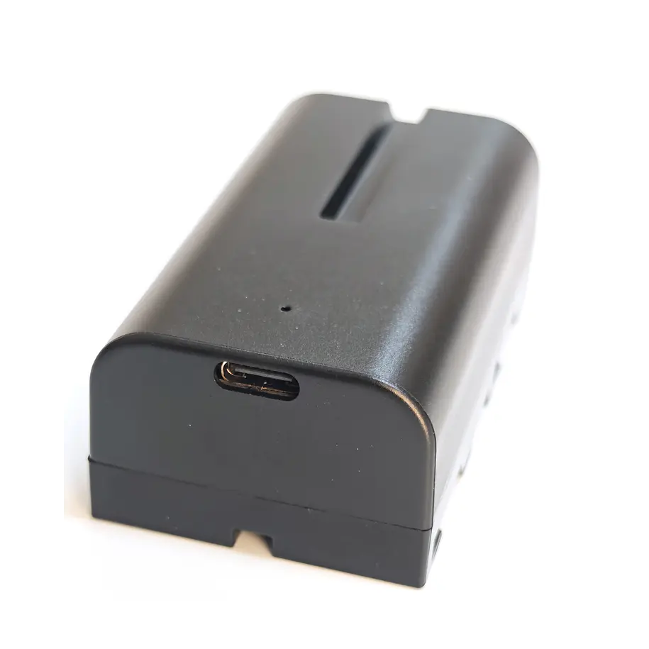 Iluminus IL-NP-F550-USB-C Batería Con Puerto de Carga Para Cámaras y Luces Que Usan Baterías NP-F550 / NP-F570 10