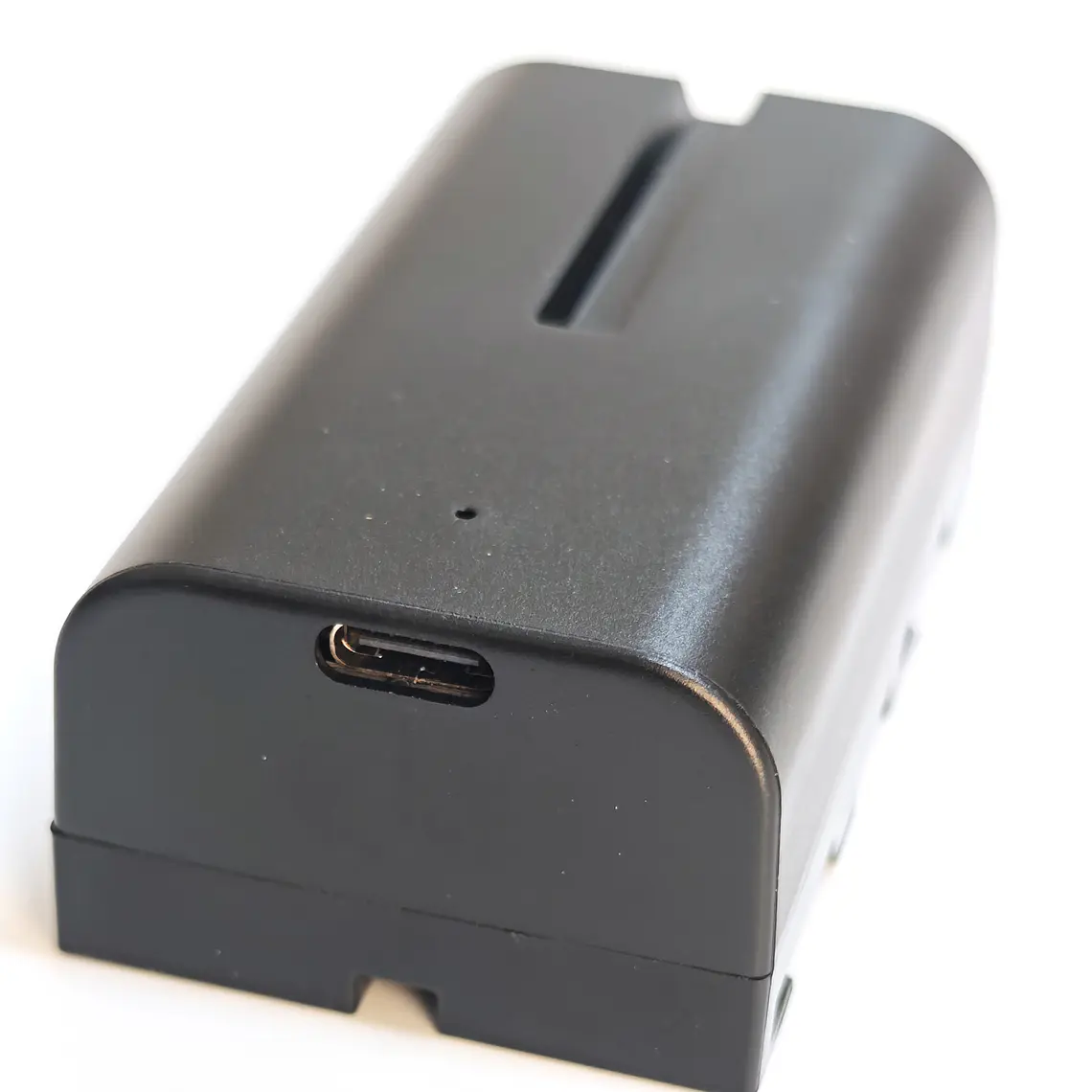 Iluminus IL-NP-F550-USB-C Batería Con Puerto de Carga Para Cámaras y Luces Que Usan Baterías NP-F550 / NP-F570 10