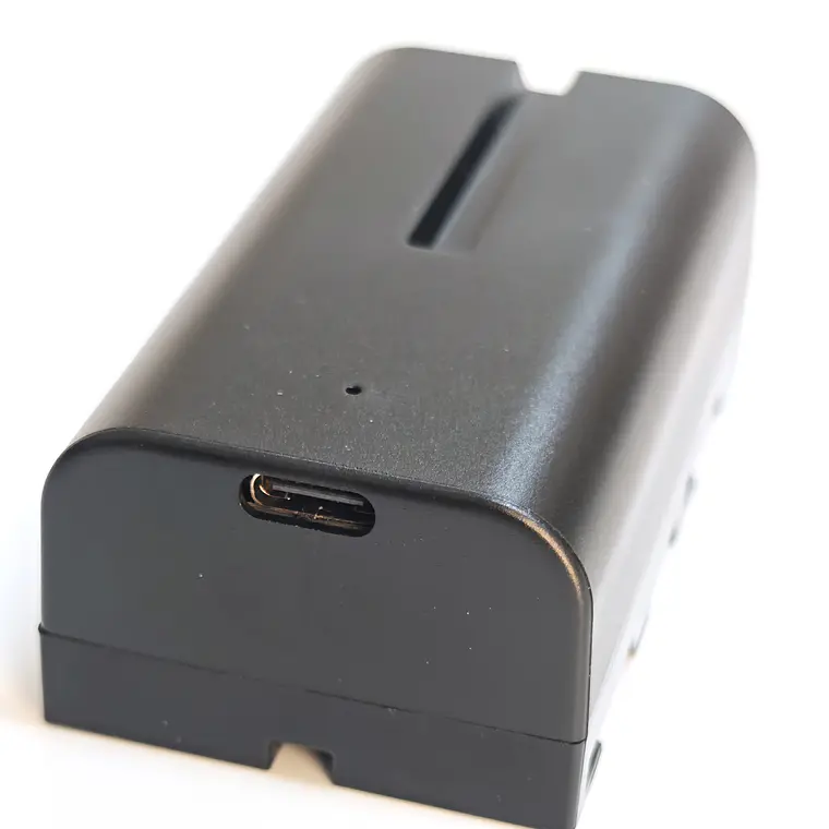 Iluminus IL-NP-F550-USB-C Batería Con Puerto de Carga Para Cámaras y Luces Que Usan Baterías NP-F550 / NP-F570 10