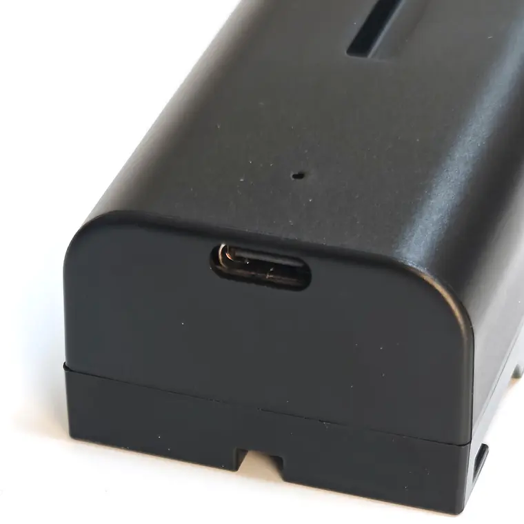Iluminus IL-NP-F550-USB-C Batería Con Puerto de Carga Para Cámaras y Luces Que Usan Baterías NP-F550 / NP-F570 11