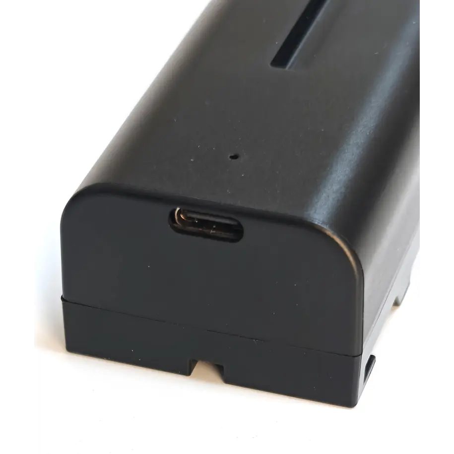 Iluminus IL-NP-F550-USB-C Batería Con Puerto de Carga Para Cámaras y Luces Que Usan Baterías NP-F550 / NP-F570 12