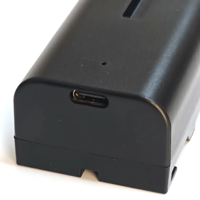 Iluminus IL-NP-F550-USB-C Batería Con Puerto de Carga Para Cámaras y Luces Que Usan Baterías NP-F550 / NP-F570 12
